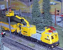 Bahndienstfahrzeug einer Reparaturkolonne mit aufgestelltem Pantograf, Modell von KIBRI (Foto: Dieter Holtbrügger)