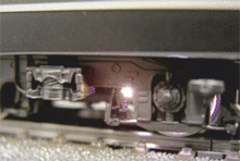 Die Mini-LED blitzt auf und simuliert den Funkenflug an der Bremsscheibe einer Lok