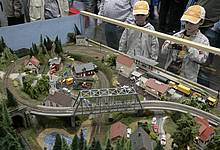 Reger Andrang um die Modellbahn-Anlagen wird auch 2010 der Normalfall sein, wie dieses Bild von 2009 belegt