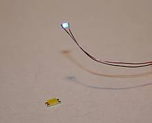 Bedrahtete SMD-LED: Wichtig beim elektrischen Anschluss ist, dass eine Seite der SMD-LED ist mit einem Strich gekennzeichnet. Diese Seite ist immer der Minuspol