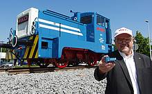 Am Ende der Einweihungsfeier der PIKO Kreisel-Lok stellte sich Dr. René F. Wilfer mit dem H0-Modell in der Hand vor die große Vorbildmaschine