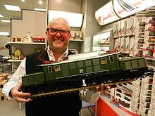 PIKO Inhaber Herr Dr. René F. Wilfer präsentiert den anwesenden Medienvertretern das Gartenbahnmodell der E-Lok BR194