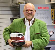 Herr Dr. René F. Wilfer stellte auf der Pressekonferenz das imposante Modell der neuen Gartenbahn-Diesellok BR 118 vor