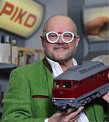 Dr. René F. Wilfer stellte auf der Pressekonferenz 2016 das Modell der brandneuen Gartenbahn-Diesellok der BR 132 vor (Foto: PIKO)