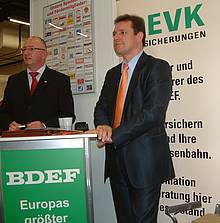 Die PIKO-Vertriebsleiter Jens Beyer und Rolf Fleischmann bei der PIKO-Pressekonferenz anlässlich der IMA 2010 in Köln (Foto: Rudolf Ring)
