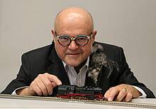 PIKO Inhaber, Herr Dr. René F. Wilfer, präsentiert eines der H0 Highlights für 2021, die Dampflok der Baureihe 83.10 (Foto: PIKO)