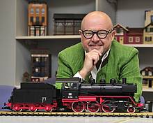 Herr Dr. René F. Wilfer stellte auf der Pressekonferenz das Modell der brandneuen Gartenbahn Dampflok BR24 vor (Foto: PIKO)