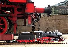 PIKO Inhaber, Herr Dr. René F. Wilfer, präsentiert das Modell der Gartenbahn-Dampflok der Baureihe 24.