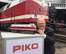 PIKO Inhaber Dr. René F. Wilfer präsentierte das neue Gartenbahnmodell der Diesellok BR 118 beim feierlichen Roll Out in Glauchau