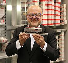 PIKO Inhaber, Herr Dr. René F. Wilfer, präsentiert die H0 Expert Jubiläumslokomotive der Baureihe 111 mit „70 Jahre PIKO“ Aufdruck