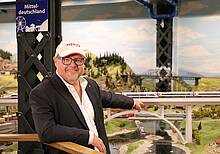 PIKO Inhaber, Herr Dr. René F. Wilfer, präsentiert die H0 Top-Neuheit des Jahres 2019, den modernen Triebzug ICE 4 der DB AG, im Miniatur Wunderland in Hamburg