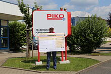 PIKO-Chef Dr. Wilfer mit dem Spendenscheck für die Flutkatastrophe