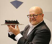 PIKO Inhaber Dr. René F. Wilfer präsentiert das H0-Highlight 2020, die Dampflok der Baureihe 78, den anwesenden Medienvertretern