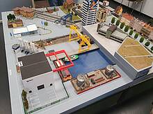 Planspielplatten bei der Ausbildung der Berufsfeuerwehr Mülheim an der Ruhr: Die Planspielplatten sind von den Eisenbahnfreunden Mülheim an der Ruhr e.V. erstellt worden, die Planspielplatte "Bahnhof" (oben links) ist mit Modellbahn-Gleisen Nenngröße H0 bestückt