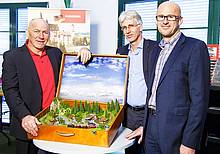 Für die Fleischmann Spur N wurde der Modellbahnkoffer als kleine Kostbarkeit entwickelt.  v.l.n.r: COO Johann Stopfner, Eigentümer Roland Edenhofer und CFO Gerhard Joiser (Foto: Modelleisenbahn Holding