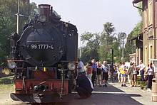 Im Bahnhof Moritzburg: Als vierte saechsische Schmalspurbahn nahm die Loessnitzgrundbahn 1884 ihren Dienst auf und verkehrt seitdem zwischen Radebeul und Radeburg. Ihre 16,55 Kilometer lange Strecke fuehrt sie durch 11 Bahnhoefe bzw. Haltepunkte sowie ueber 17 Bruecken. Liebevoll wird die Bahn "Loessnitzdackel" genannt