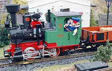 In der Gartenbahn-Schmalspur IIm sind Jim Knopf und Lukas der Lokomotivführer auf der Fazination Modellbau 2025 unterwegs