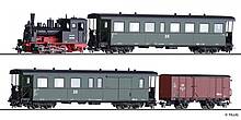 Zugset der DR, bestehend aus Dampflokomotive BR 99.57, einem Personenwagen KB4i, einem Packwagen KBD4i und einem gedeckten Güterwagen Gw, Ep. III (Bildquelle: TILLIG)