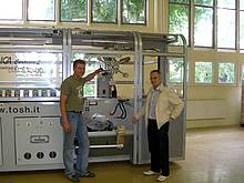 Der technische Leiter von PIKO, Herr Günther Heilmann und der Leiter der Dekorationsabteilung von PIKO, Herr Günter Götz vor der neuen Tampon Druckmaschine.