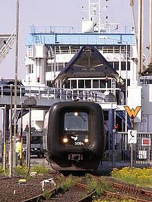Trajektierung eines IC-Zugs der Dänischen Staatsbahn DSB (Jargonbezeichnung "Gumminase") in Fehmarn 2007 (Bild: Wikipedia Michael Bienick)