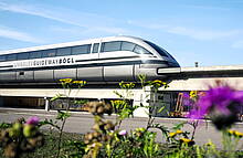 Transrapid aufgeständert auf den Beton-Fahrwegträgern im Innovationszentrum des Baukonzerns Max Bögl in Sengenthal i.d. Oberpfalz