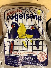 Vogelsand ist eine der vielen Möglichkeiten, am Modellbahn-Gleis zu vorbildnahmen Schotter zu kommen
