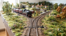 Y-Weiche auf einer Modellbahn-Anlage im Betrieb der Epoche III (Bildgenerator Gemini AI)