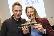 Alles Gold, was glänzt: Am Stand von Märklin in Halle 4 können die Besucher eine vergoldetet Lok bestaunen