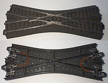 Märklin C-Gleis-Kreuzung Art.-Nr. 24640: Das den Märklin C-Gleis-Kreuzungselementen beiliegende, braune Massekabel verbindet die Masse-Zuleitung der beiden sich kreuzenden Gleise. Dieses "Kurzschließen" aller vier Schienen kann an zwei Stellen des Kreuzungsgleises durchgeführt werden, es liegt aber nur ein kurzes Kabel bei, ein zweites ist unnötig.