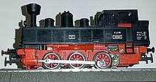 Eine der ersten und häufigsten Varianten der Märklin KLVM-Tenderlok ist die Art.-Nr. 3090, an der deutlich als fiktive "Bahngesellschaft" das KLVM-Schild zu sehen ist.
