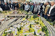 Wie immer gut besucht: Die Schauanlage auf dem riesigen Märklin-Stand