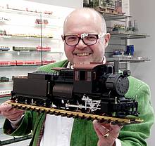 Dr. Wilfer stellte auf der Pressekonferenz das noch nicht dekorierte Lokmodell der amerikanischen Dampflok 0-6-0 „Camelback“ für die Spur-G-Gartenbahner vor