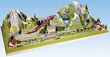 Eine Panoramafahrt im Glacier Express durch die Schweizer Alpen bleibt unvergesslich. In St. Moritz grüßt die Welt der Schönen und Reichen, in Davos die Höhenluft und in Zermatt der meistfotografierte Berg, das Matterhorn. Mit dem NOCH Fertiggelände "Bergün" holen Sie sich die Schweiz ins Heim (Foto: NOCH)