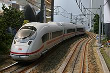Der Velaro als Fleischmann-H0-Modell im Maßstab 1:87 ist als Zweileiter- und Mittelleiter-Modell produziert worden