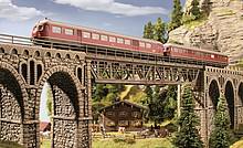 Akkutriebwagen "Limburger Zigarre" ETA 176 auf Bruchstein-Viadukt, Modell für die Nenngröße H0 (Foto: NOCH)