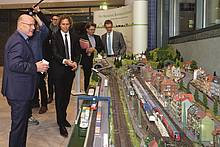 Märklin-Geschäftsführer Florian Sieber und Verkehrsminister Winfried Hermann vom Ministerium für Verkehr und Infrastruktur bei der Einweihung der prächtigen Märklin-H0-Modellbahn-Anlage