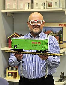 PIKO Inhaber Herr Dr. René F. Wilfer präsentiert den Fotografen im Rahmen der Pressekonferenz den exklusiven und limitierten Gartenbahnwagen, den es am 20.06.2015 zum "Tag der Offenen Tür" geben wird