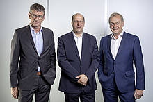 Die beiden neuen Geschäftsführer der Modelleisenbahn GmbH mit dem Geschäftsführer der Modelleisenbahn Holding GmbH, MMag. Hannes Grießner (Bildmitte); Rupert Schiefer (links im Bild), Mag. Tassilo Gruber (rechts im Bild)