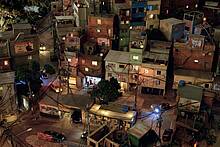 Beleuchtungseffekte spielen bei Nacht-Szenerien eine besonders große Rolle, wie diese Szene aus der Rio-Favela im „Miniatur Wunderland Hamburg“ eindrucksvoll zeigt (Bildquelle: Miniatur Wunderland)