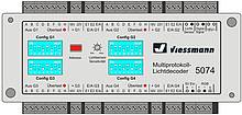 Mit dem Zufallsbetrieb und den vielen Einschalteffekten des Multiprotokoll-Lichtdecoders von Viessmann gestalten Sie Ihre Modellbahn-Anlage so realitätsnah und lebendig wie nie zuvor