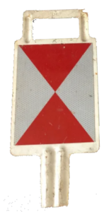 Zugschlusssignal in Form einer Zugschlusstafel für Güterwaggons, die rechts und links in die Halterung am letzten Waggon eingesteckt werden